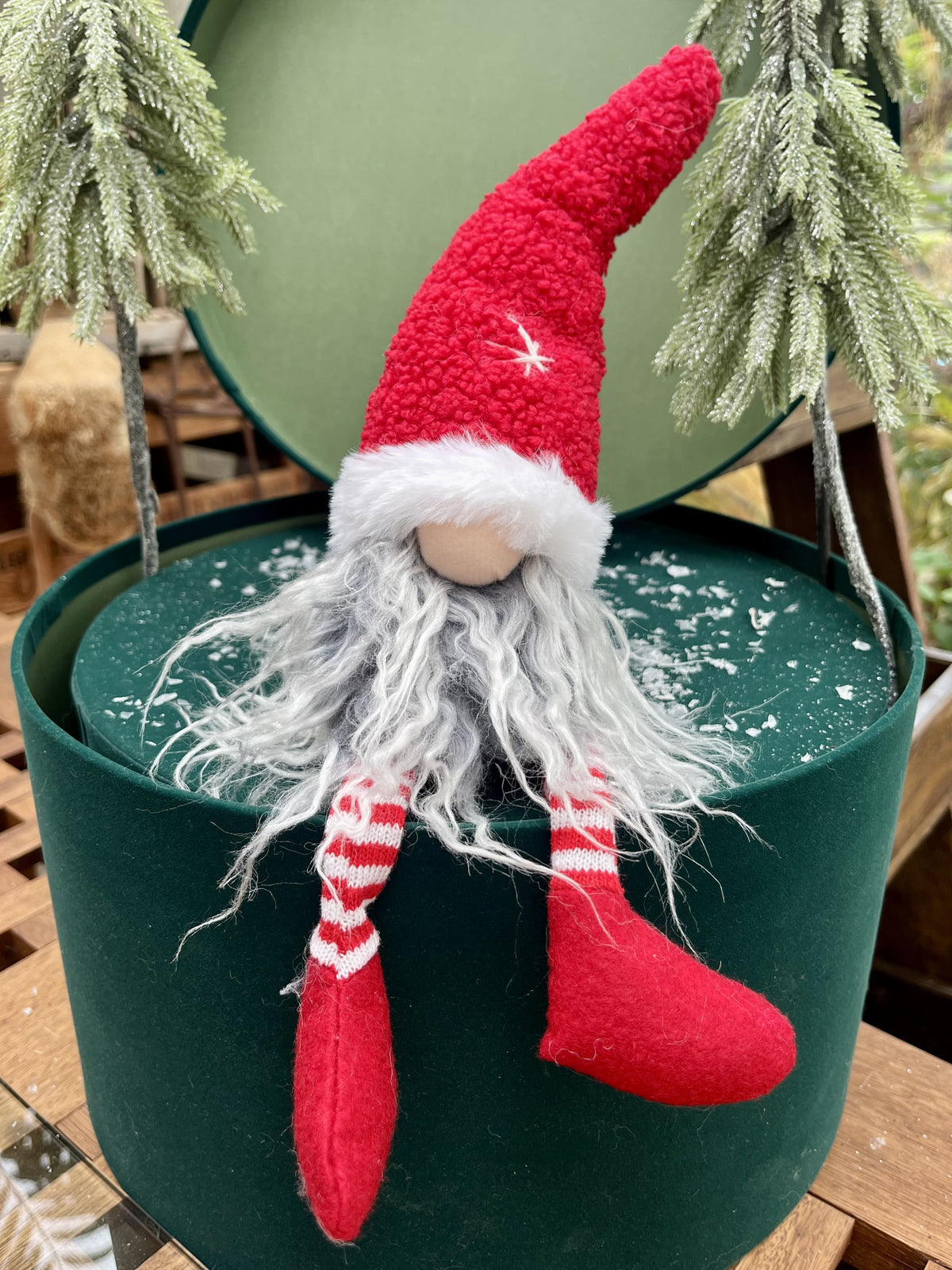 Die Kombination aus grauem Zottelbart, roter Teddymütze mit Fellrand sowie den rot-weiß geringelten Strümpfen macht diesen Wichtel zum perfekten Accessoire in deiner Weihnachtsdekoration.
Höhe: ca. 35,0 cm
Material: Stoff, Fell, Strick
Farben: rot, weiß, grau
Lieferumfang: 1 Wichtel