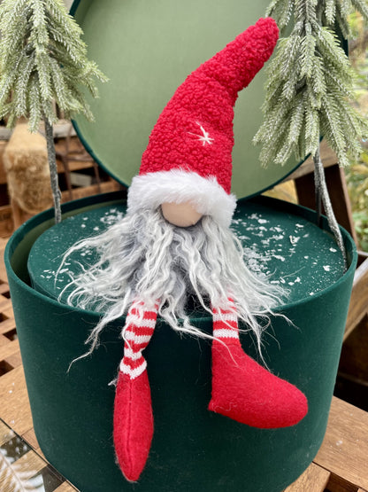 Die Kombination aus grauem Zottelbart, roter Teddymütze mit Fellrand sowie den rot-weiß geringelten Strümpfen macht diesen Wichtel zum perfekten Accessoire in deiner Weihnachtsdekoration.
Höhe: ca. 35,0 cm
Material: Stoff, Fell, Strick
Farben: rot, weiß, grau
Lieferumfang: 1 Wichtel