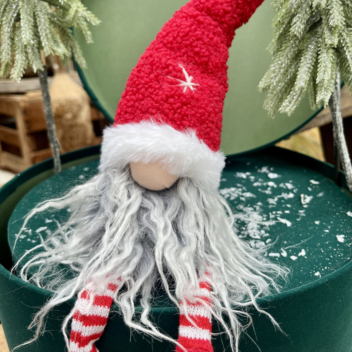 Die Kombination aus grauem Zottelbart, roter Teddymütze mit Fellrand sowie den rot-weiß geringelten Strümpfen macht diesen Wichtel zum perfekten Accessoire in deiner Weihnachtsdekoration.
Höhe: ca. 35,0 cm
Material: Stoff, Fell, Strick
Farben: rot, weiß, grau
Lieferumfang: 1 Wichtel