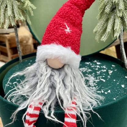 Die Kombination aus grauem Zottelbart, roter Teddymütze mit Fellrand sowie den rot-weiß geringelten Strümpfen macht diesen Wichtel zum perfekten Accessoire in deiner Weihnachtsdekoration.
Höhe: ca. 35,0 cm
Material: Stoff, Fell, Strick
Farben: rot, weiß, grau
Lieferumfang: 1 Wichtel