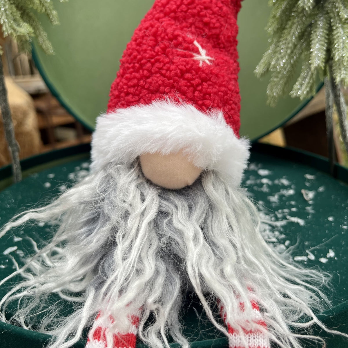 Die Kombination aus grauem Zottelbart, roter Teddymütze mit Fellrand sowie den rot-weiß geringelten Strümpfen macht diesen Wichtel zum perfekten Accessoire in deiner Weihnachtsdekoration.
Höhe: ca. 35,0 cm
Material: Stoff, Fell, Strick
Farben: rot, weiß, grau
Lieferumfang: 1 Wichtel