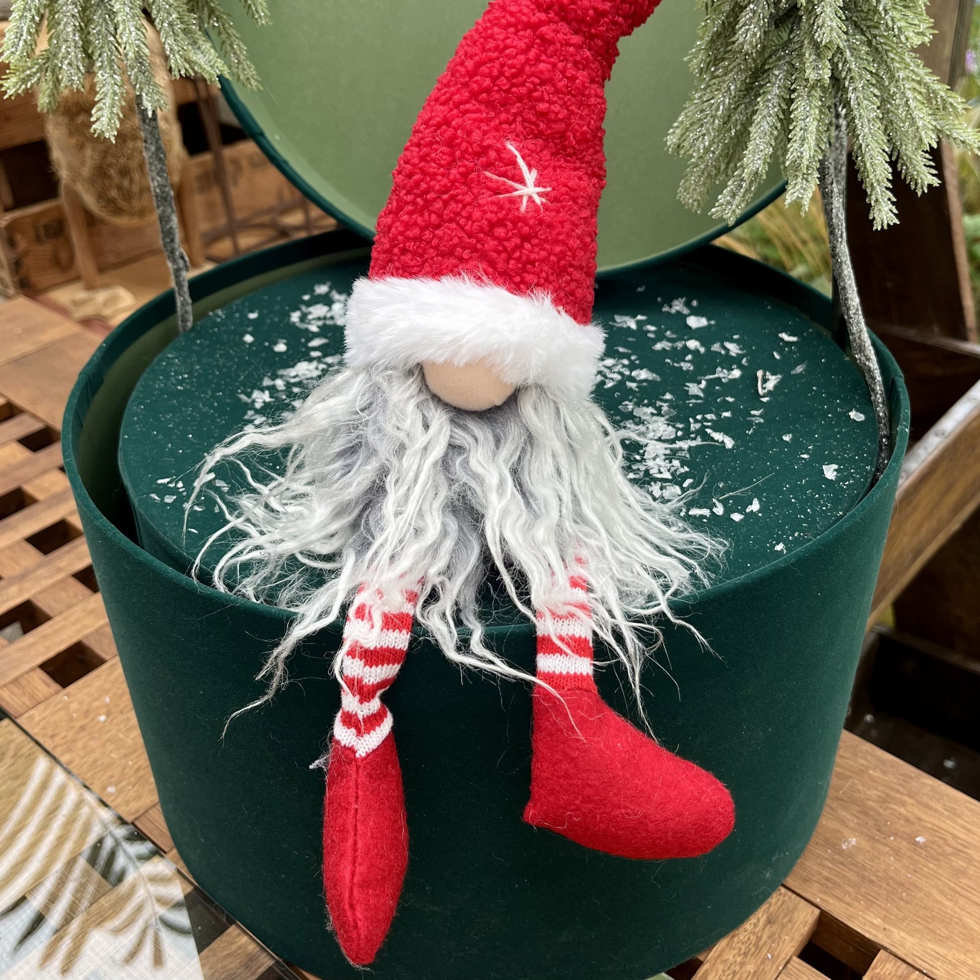 Die Kombination aus grauem Zottelbart, roter Teddymütze mit Fellrand sowie den rot-weiß geringelten Strümpfen macht diesen Wichtel zum perfekten Accessoire in deiner Weihnachtsdekoration.
Höhe: ca. 35,0 cm
Material: Stoff, Fell, Strick
Farben: rot, weiß, grau
Lieferumfang: 1 Wichtel