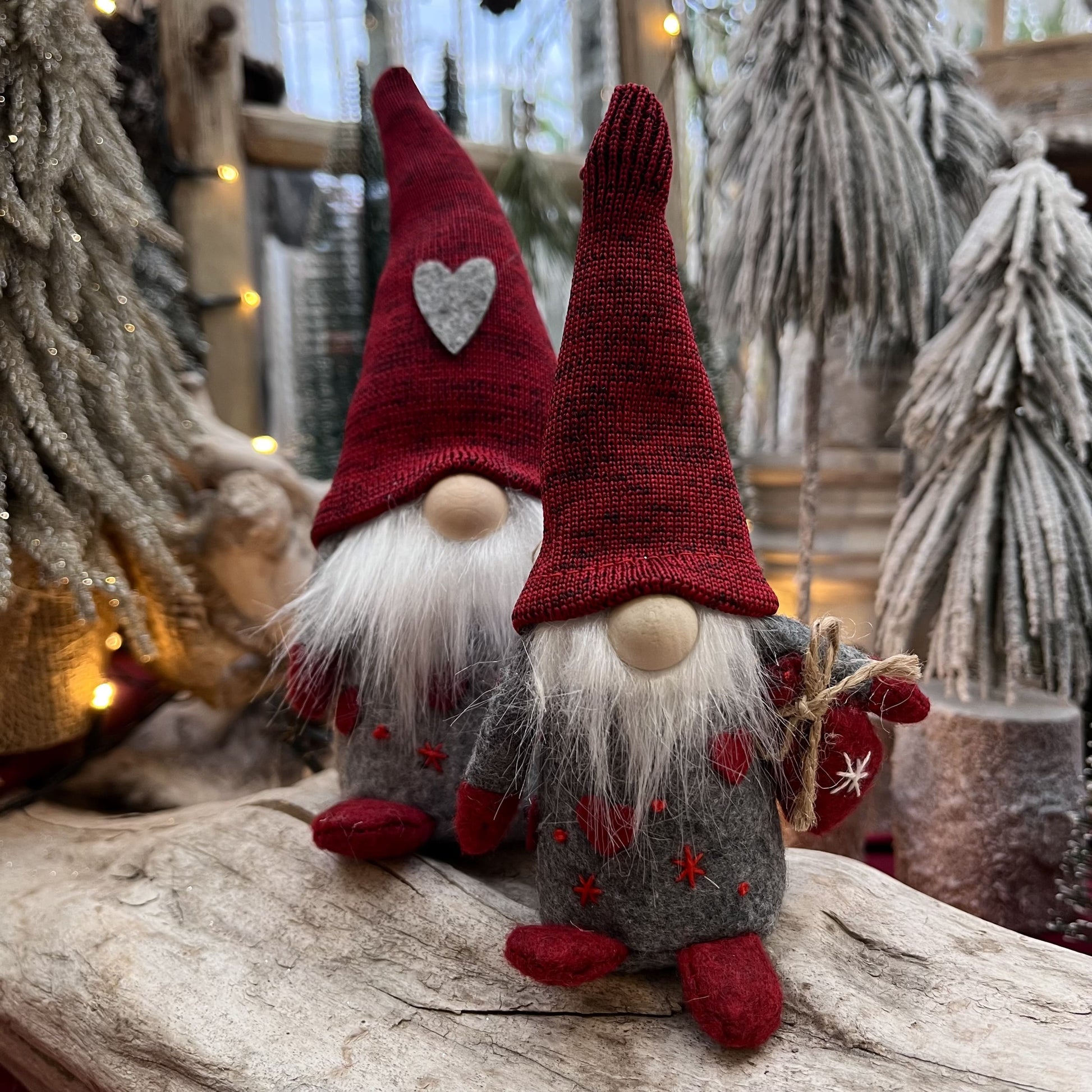 Wichtel Santa mit Geschenkesack und Holznase in 2 Größen - In Kombination bilden die beiden Wichtel das perfekte Paar