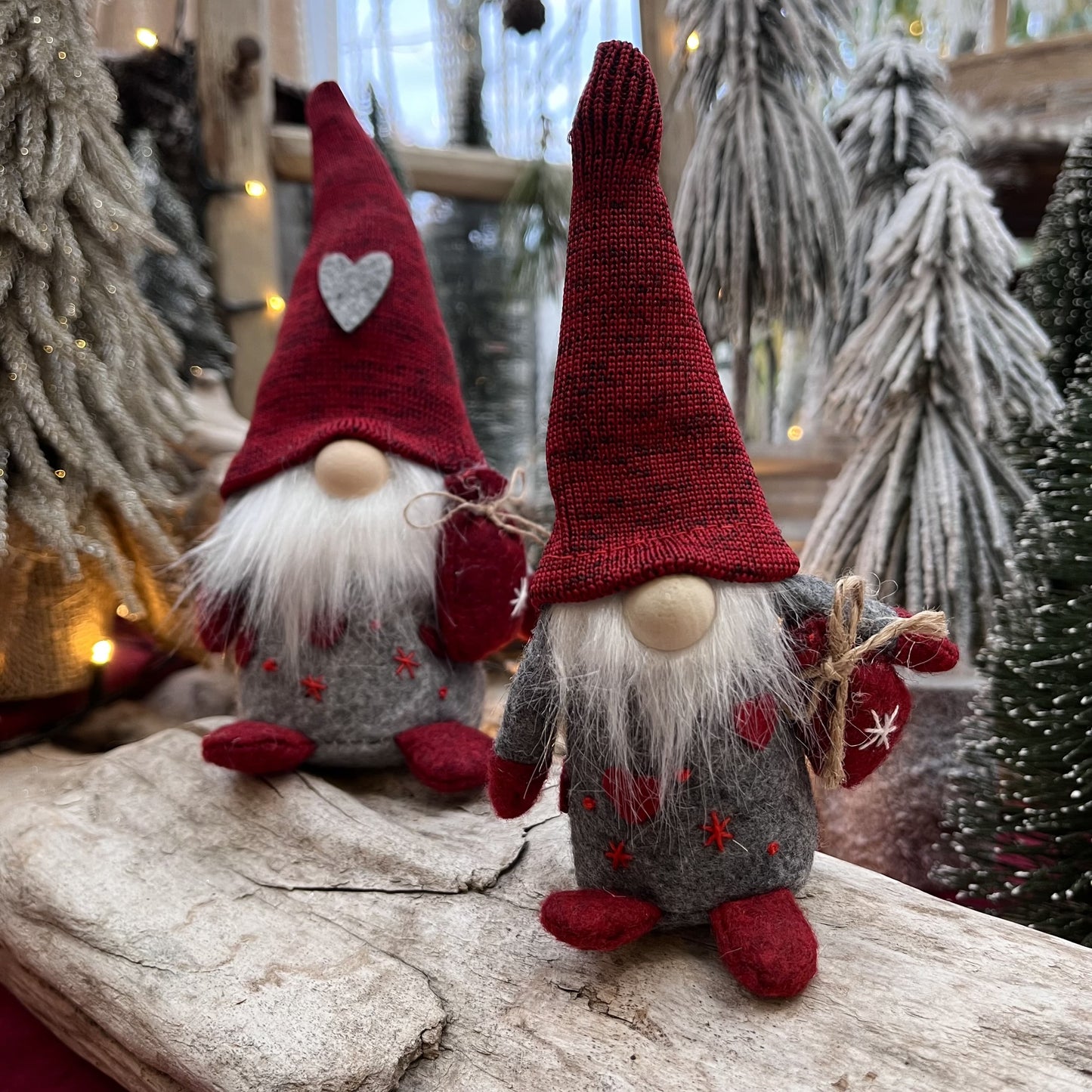 Wichtel Santa mit Geschenkesack und Holznase in 2 Größen - In Kombination bilden die beiden Wichtel das perfekte Paar