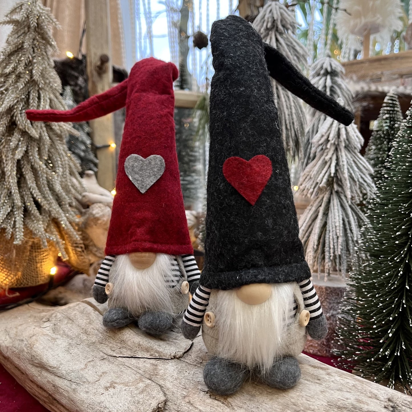 Wichtel Santa mit Herzerlmütze und Holznase - Nikolaus. Die Wichtel gibt es in zwei Varianten. In Kombination bilden sie das perfekte Pärchen.