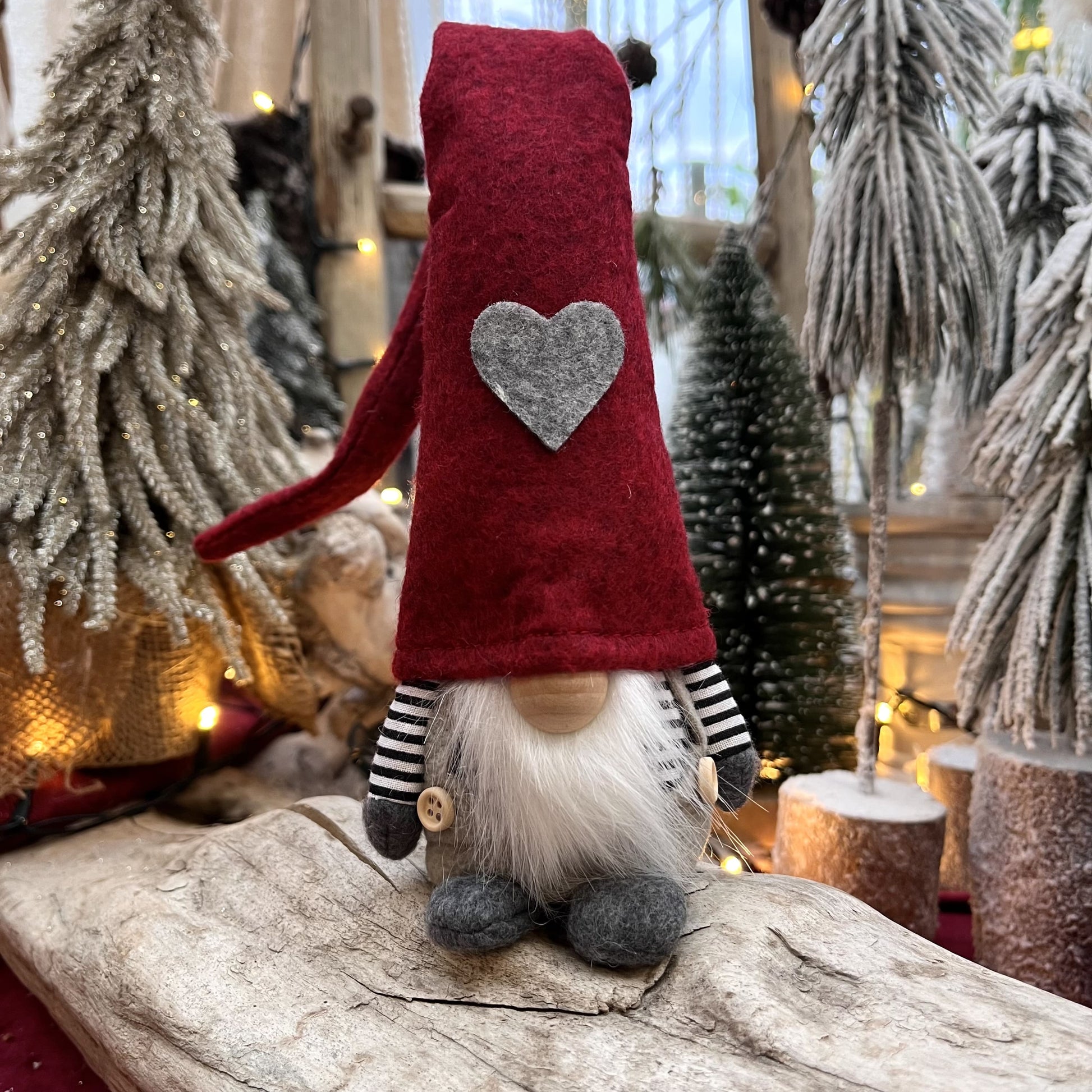 Wichtel Santa mit Herzerlmütze und Holznase - Nikolaus. Die Wichtel gibt es in zwei Varianten. In Kombination bilden sie das perfekte Pärchen.