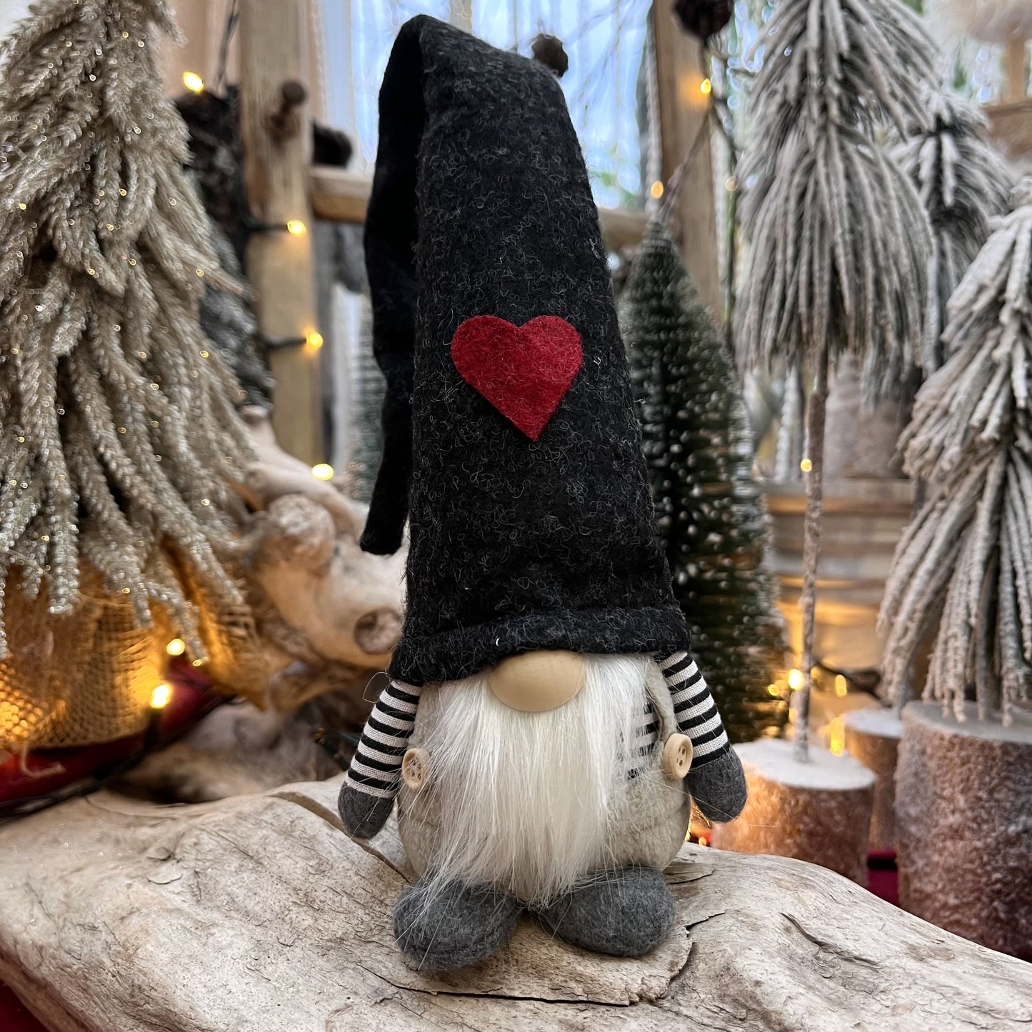 Wichtel Santa mit Herzerlmütze und Holznase - Nikolaus. Die Wichtel gibt es in zwei Varianten. In Kombination bilden sie das perfekte Pärchen.