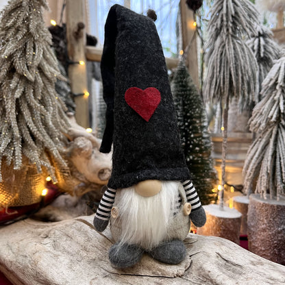 Wichtel Santa mit Herzerlmütze und Holznase - Nikolaus. Die Wichtel gibt es in zwei Varianten. In Kombination bilden sie das perfekte Pärchen.