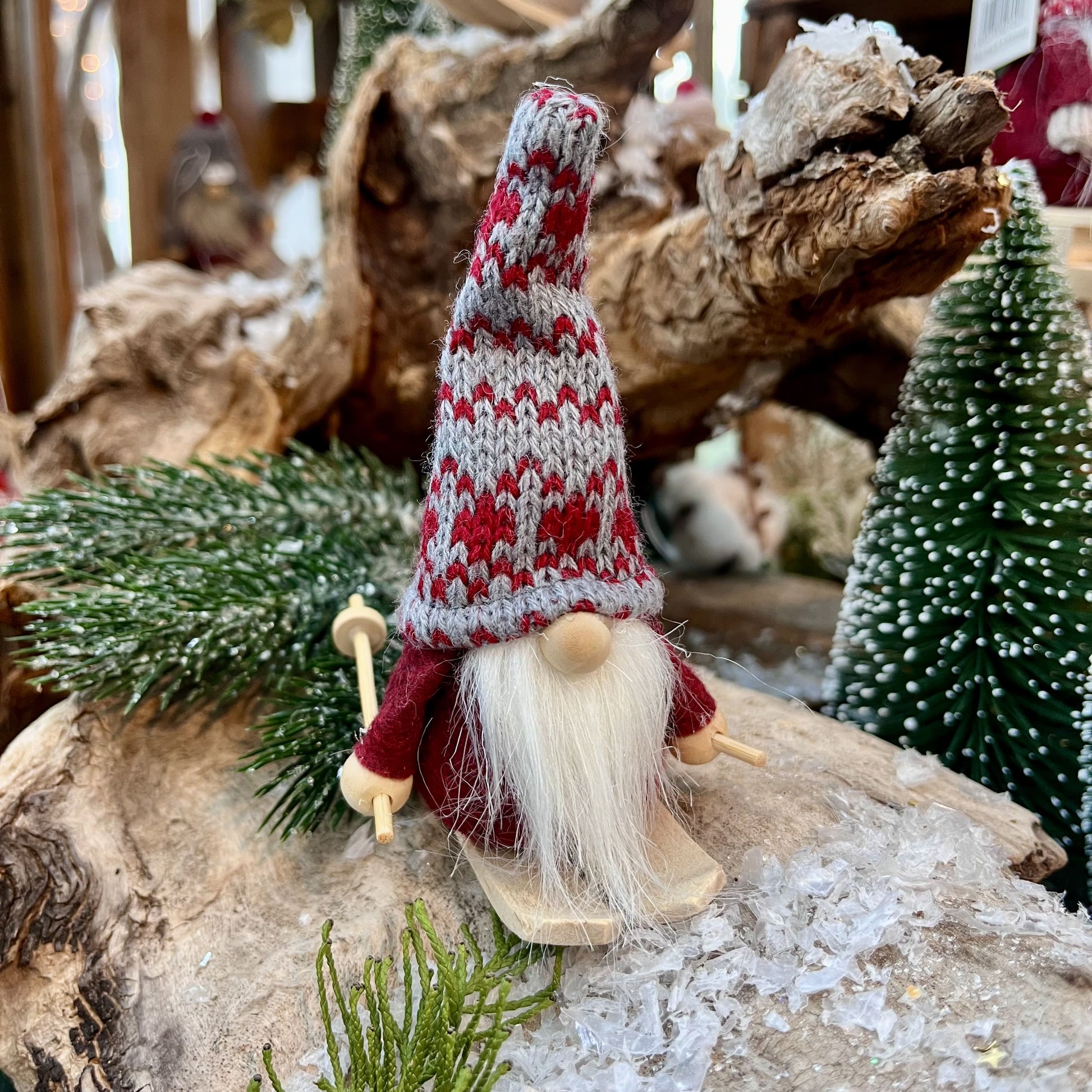 Wichtel auf Ski mit Strickmütze in roter oder grauer Mütze