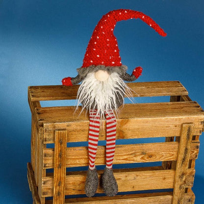 Wichtel mit roter Strickmütze und langen Schlenkerbeinen. Dieser liebe Wichtel ist mit seinen langen Füßchen, kurzen Ärmchen und einer Größe von ca. 63 cm auf jeden Fall ein Blickfang.
