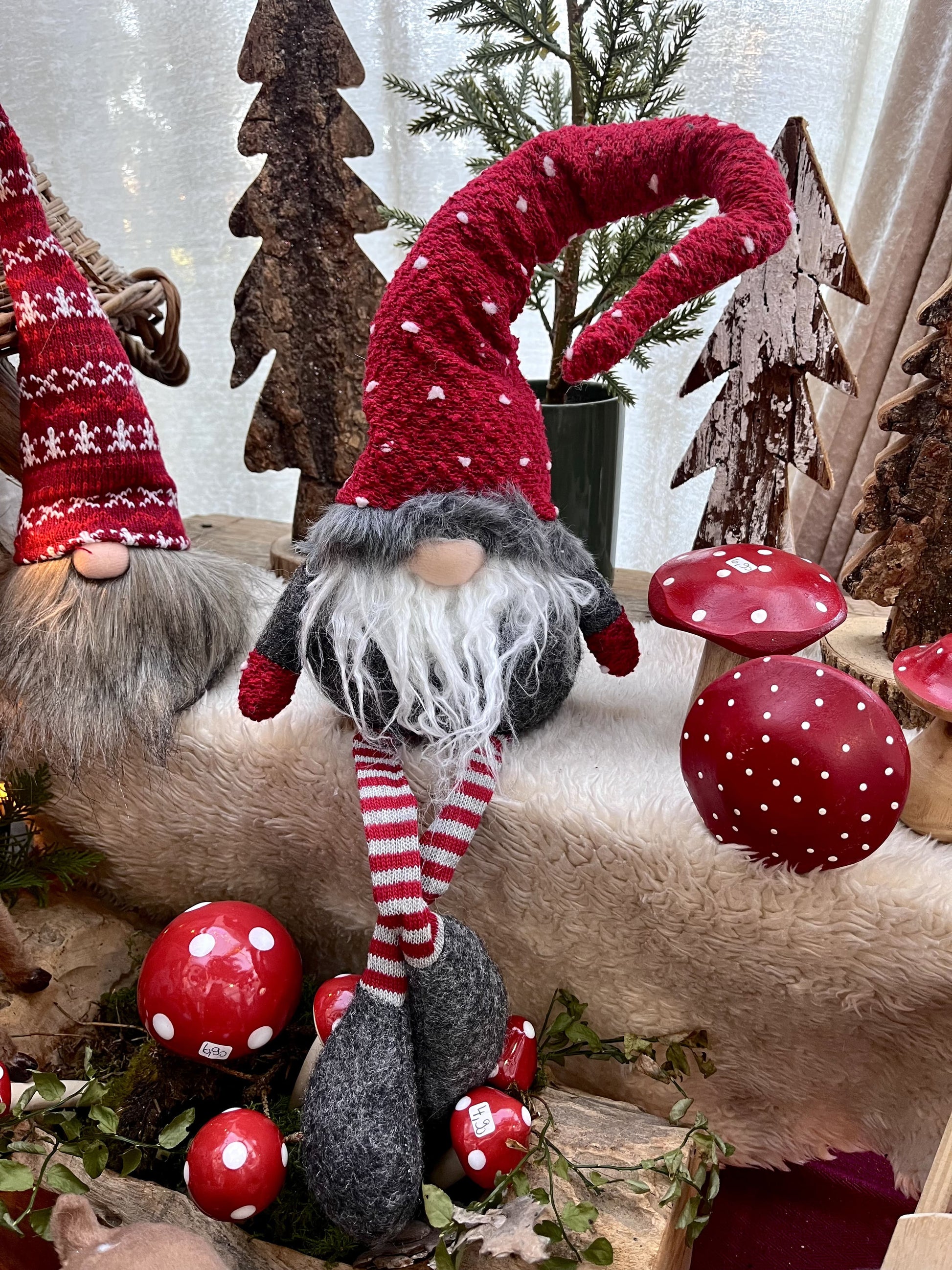 Wichtel mit roter Strickmütze und langen Schlenkerbeinen. Dieser liebe Wichtel ist mit seinen langen Füßchen, kurzen Ärmchen und einer Größe von ca. 63 cm auf jeden Fall ein Blickfang.