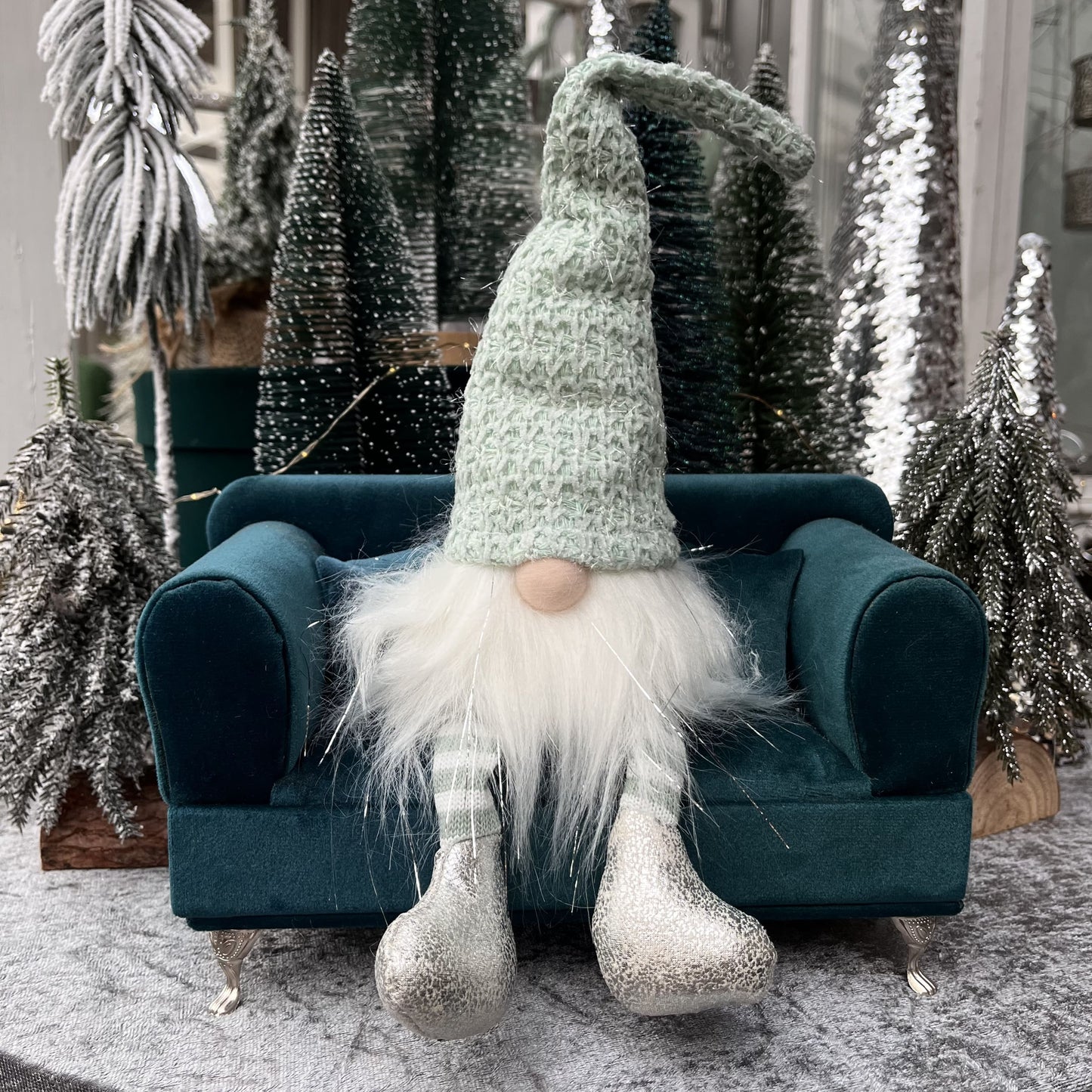 Wichtel mit Strickmütze und Silbersträhnen. Dieser Wichtel überzeugt mit einer tollen Farbkombination aus mint, weiß und silber. Seine geringelten Beinchen sowie die Silbersträhnen in Bart und Mütze bilden zudem echte Highlights. Es gibt ihn auch ohne Silbersträhnen im Bart.