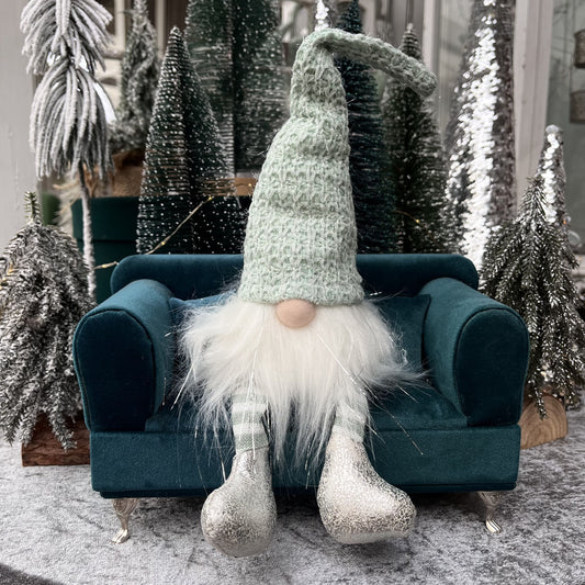 Wichtel mit Strickmütze und Silbersträhnen. Dieser Wichtel überzeugt mit einer tollen Farbkombination aus mint, weiß und silber. Seine geringelten Beinchen sowie die Silbersträhnen in Bart und Mütze bilden zudem echte Highlights. Es gibt ihn auch ohne Silbersträhnen im Bart.