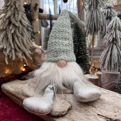 Wichtel mit Strickmütze und Silbersträhnen. Dieser Wichtel überzeugt mit einer tollen Farbkombination aus mint, weiß und silber. Seine geringelten Beinchen sowie die Silbersträhnen in Bart und Mütze bilden zudem echte Highlights. Es gibt ihn auch ohne Silbersträhnen im Bart.