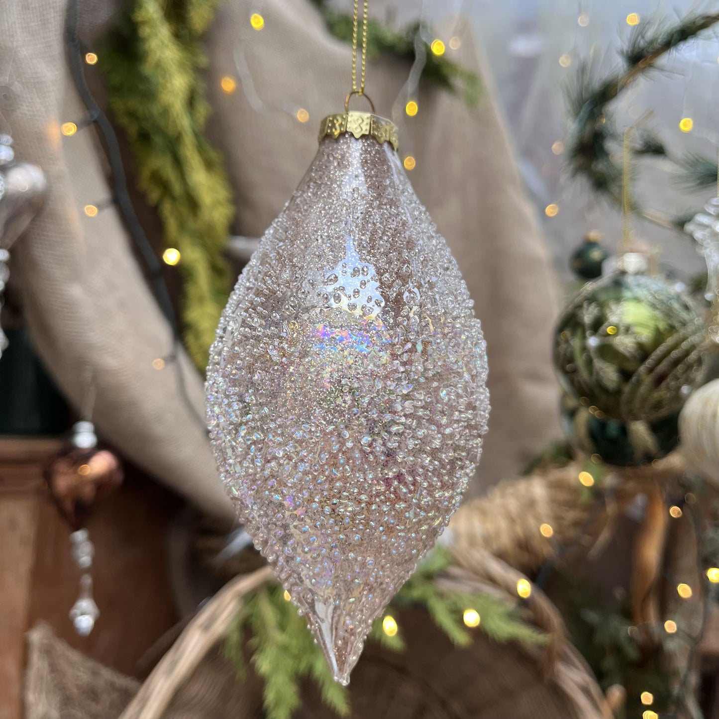 Diese roséfarbenen Tropfen bringen wunderschöne irisierende Akzente in dein Zuhause und harmonieren hervorragend mit goldenen Akzenten. Maße: D 6 x H 12cm + 9cm Hänger. Marterial Glas