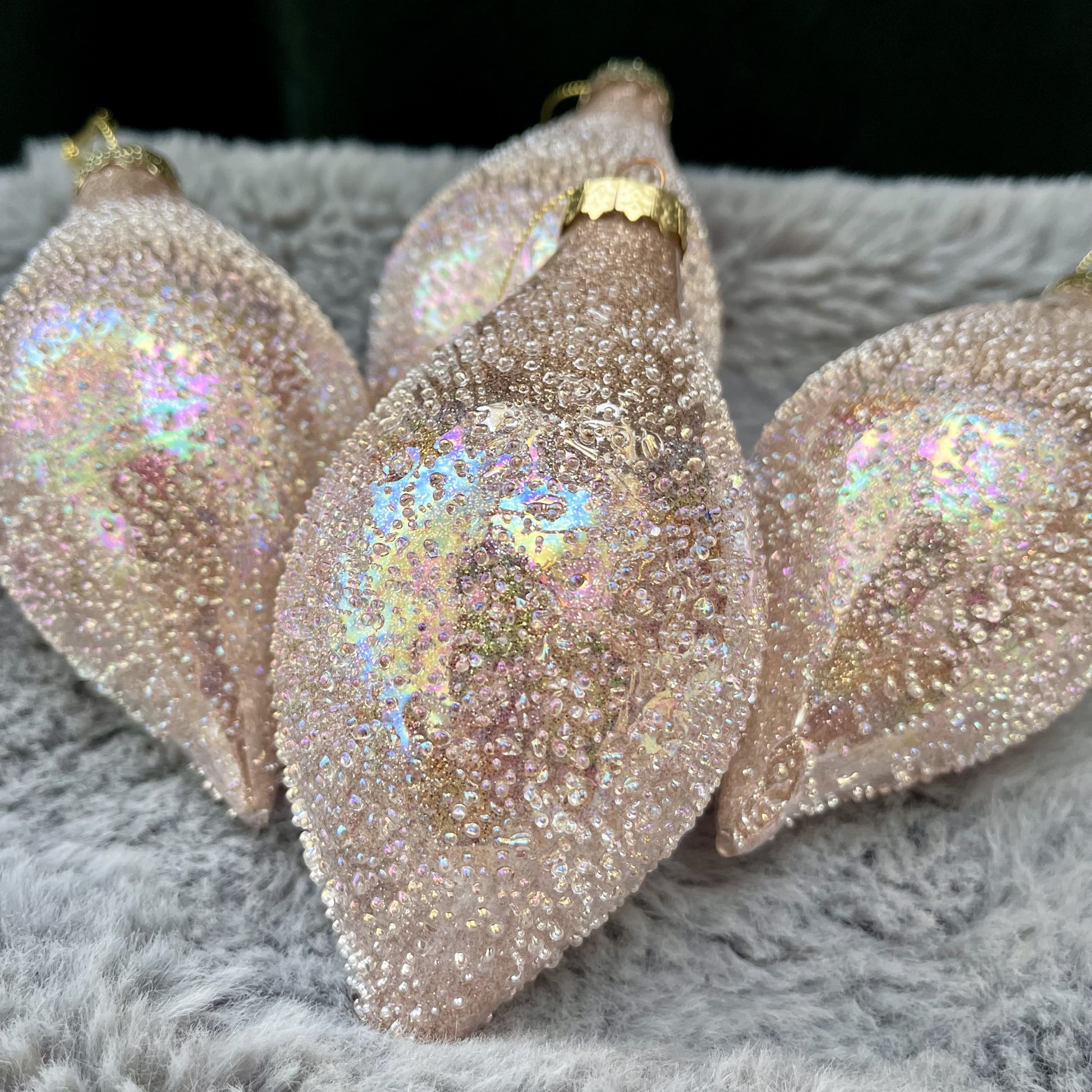 Diese roséfarbenen Tropfen bringen wunderschöne irisierende Akzente in dein Zuhause und harmonieren hervorragend mit goldenen Akzenten. Maße: D 6 x H 12cm + 9cm Hänger. Marterial Glas