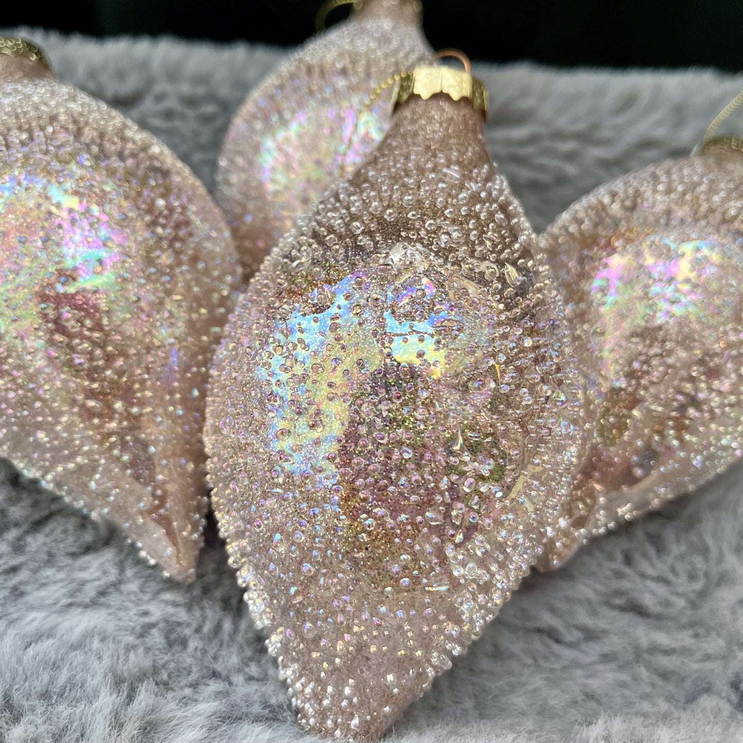 Diese roséfarbenen Tropfen bringen wunderschöne irisierende Akzente in dein Zuhause und harmonieren hervorragend mit goldenen Akzenten. Maße: D 6 x H 12cm + 9cm Hänger. Marterial Glas