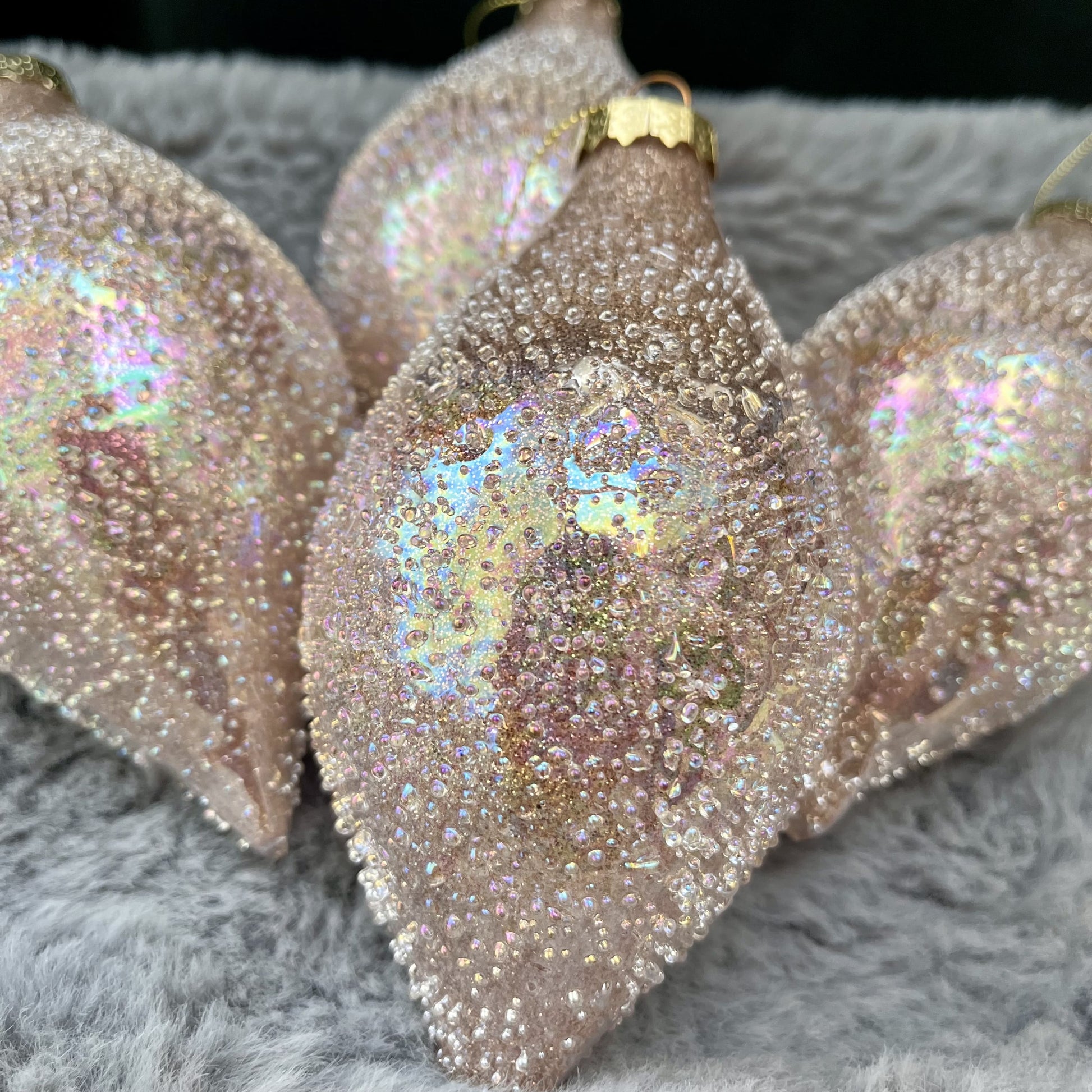 Diese roséfarbenen Tropfen bringen wunderschöne irisierende Akzente in dein Zuhause und harmonieren hervorragend mit goldenen Akzenten. Maße: D 6 x H 12cm + 9cm Hänger. Marterial Glas