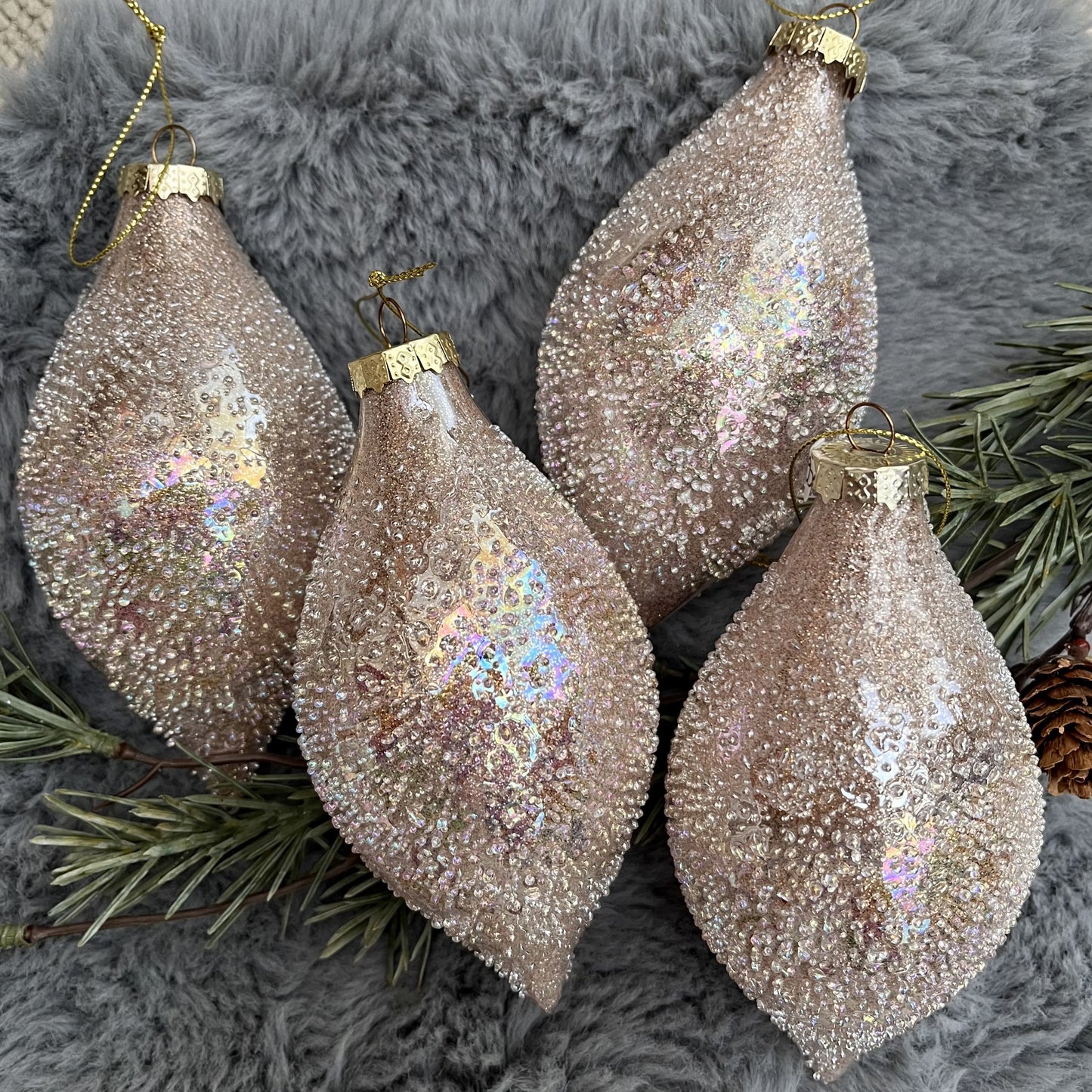 Diese roséfarbenen Tropfen bringen wunderschöne irisierende Akzente in dein Zuhause und harmonieren hervorragend mit goldenen Akzenten. Maße: D 6 x H 12cm + 9cm Hänger. Marterial Glas