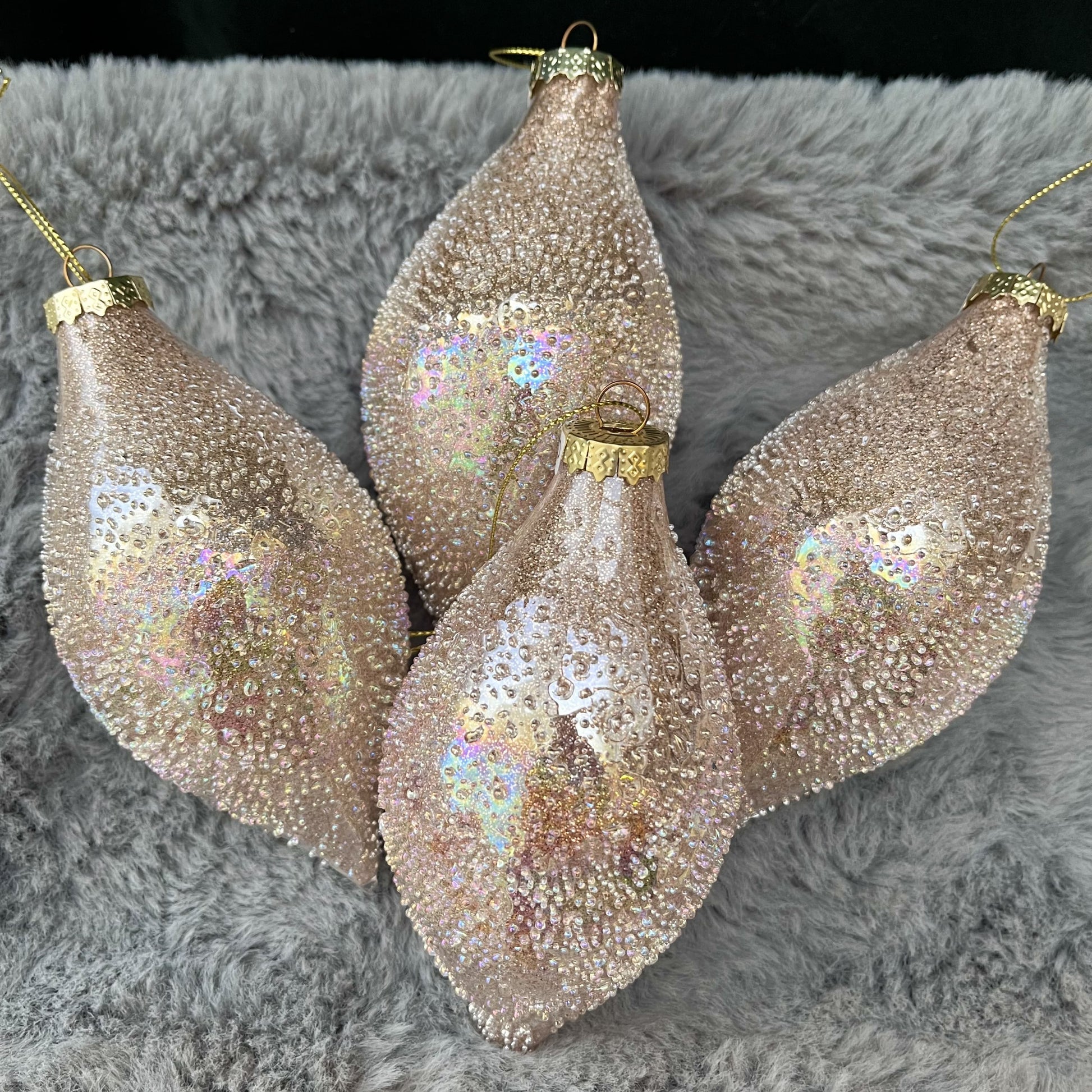 Diese roséfarbenen Tropfen bringen wunderschöne irisierende Akzente in dein Zuhause und harmonieren hervorragend mit goldenen Akzenten. Maße: D 6 x H 12cm + 9cm Hänger. Marterial Glas