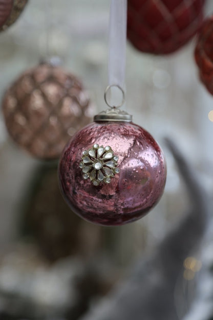 Diese tolle Kugel, mit einer aufgesetzten Blume aus Strass, ist ein echter Blickfang.
Maße: ca. D 8,0 cm
Material: Glas, Strass
Farben: verschiedene Rosatöne
Lieferumfang: 1 Kugel in der ausgesuchten Variante