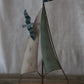 Segelboot mit Möwe - Holz - Blech - blau-weiß - zum Stehen - B 15,5 cm x H 25,0 cm
