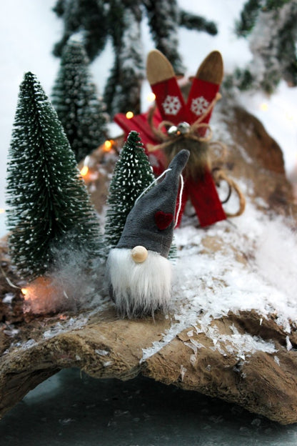 Wichtel mit Samtmütze und Herz - zum Hängen - rot oder grau - ca. 11 cm - S´Wichtal - Bernd Borowicz